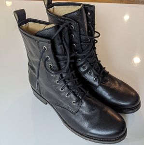 *SOLD* Frye Veronica Combat, 11B